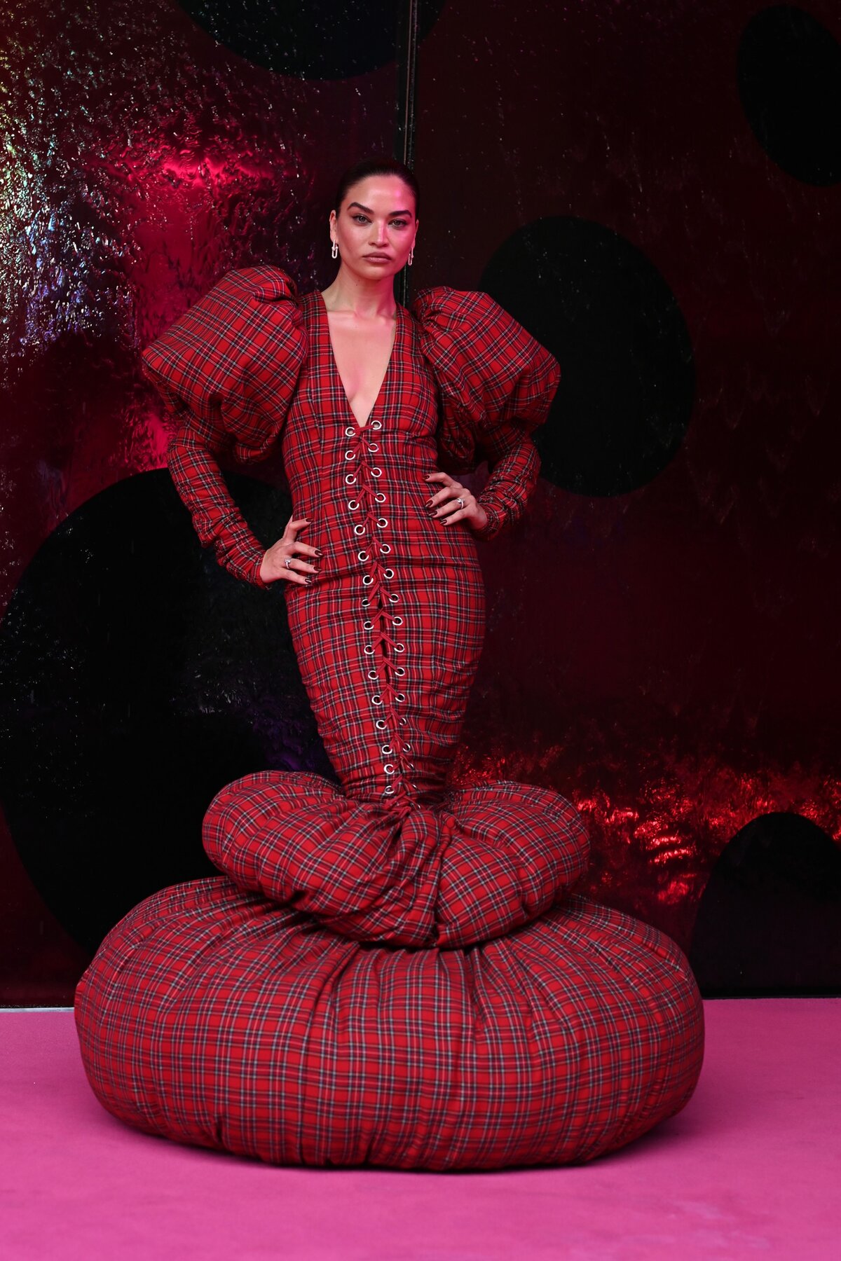 Shanina Shaik fellép a 2024-es NGV gálán a 2024-es Yayoi Kusama kiállítás megnyitóján a Victoria Nemzeti Galériában 2024. december 14-én Melbourne-ben, Ausztráliában. (Fotó: Asanka Ratnayake/Getty Images for NGV)