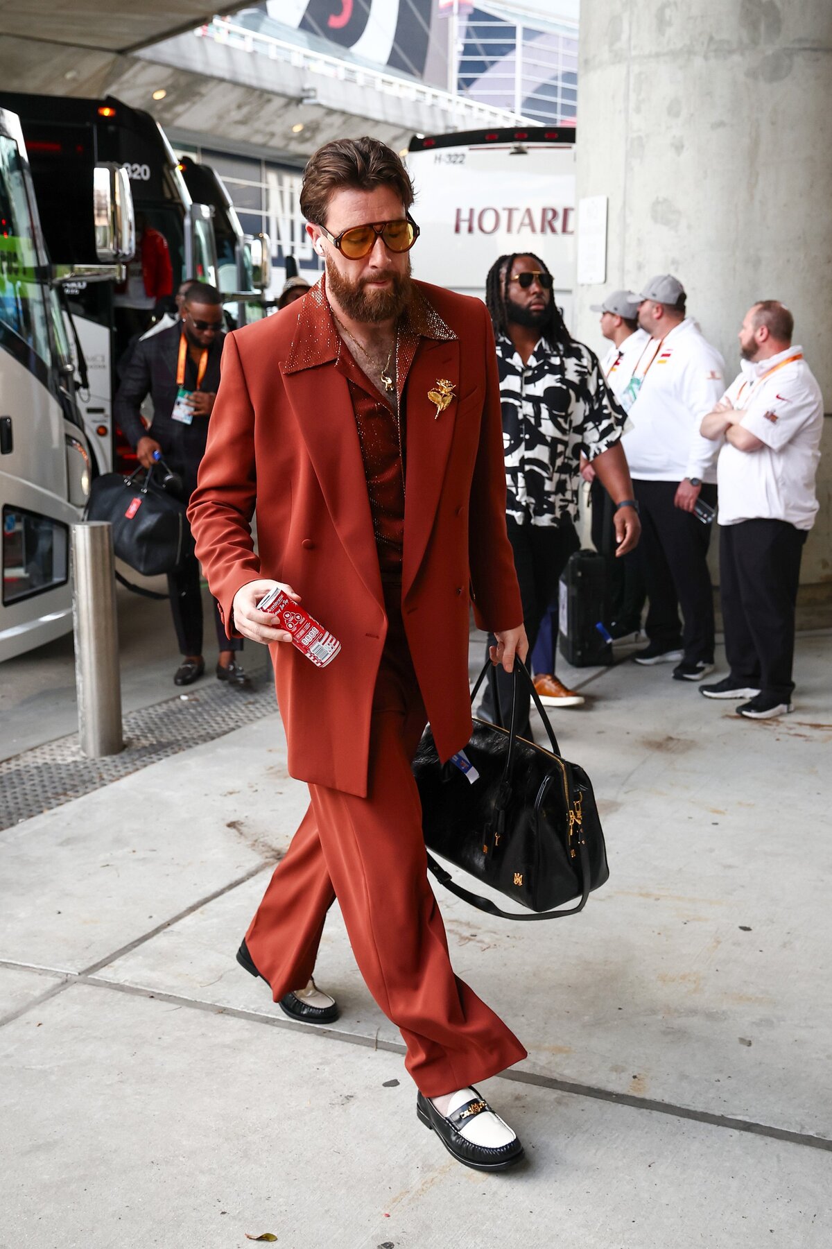 NEW ORLEANS, LOUISIANA - FEBRUÁR 09.: Travis Kelce #87 a Kansas City Chiefs játékosa érkezik a stadionba a Philadelphia Eagles elleni Super Bowl LIX mérkőzés előtt a Caesars Superdome-ban 2025. február 09-én, New Orleansban, Louisiana államban. (Fotó: )