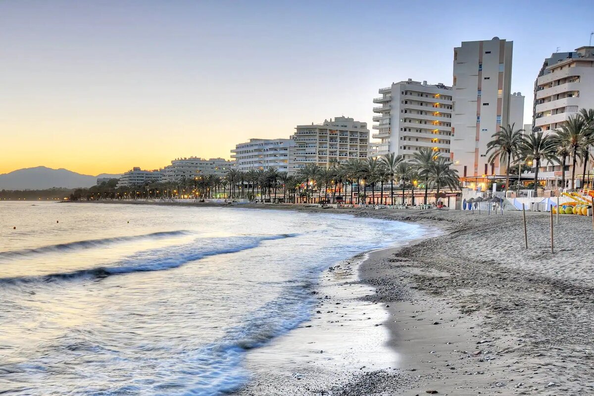 Marbella homokos tengerpartjai tökéletes helyszínt biztosítanak esti romantikus sétákhoz.