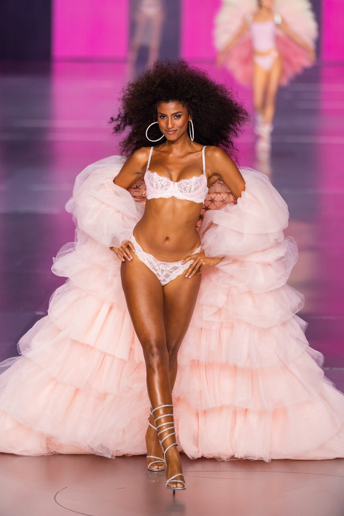 BROOKLYN, NEW YORK - OKTÓBER 15.: Imaan Hammam a kifutón sétál a Victoria's Secret 2024-es divatbemutatóján a Duggal Greenhouse-ban, Brooklynban, New Yorkban, 2024. október 15-én.