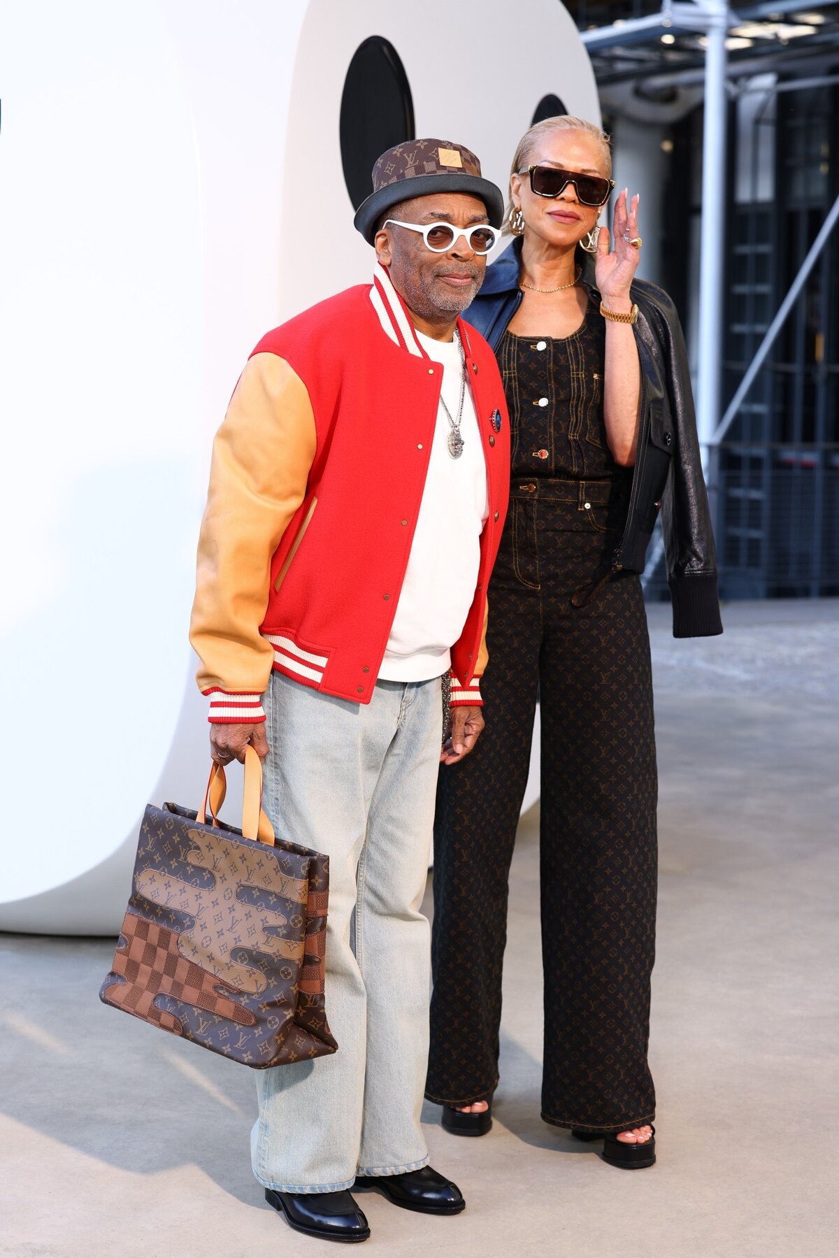 Spike Lee és Tonya Lewis Lee részt vesznek a Louis Vuitton 2026 tavaszi/nyári férfi divatbemutatóján, amely a párizsi divathét keretében kerül megrendezésre 2025. június 24-én Párizsban, Franciaországban. (Fotó: )