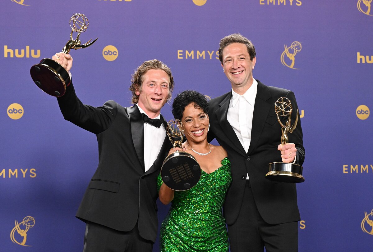 Jeremy Allen White, Liza Colón-Zayas és Ebon Moss-Bachrach Grammy-szobraikkail a 2024-es díjátadón