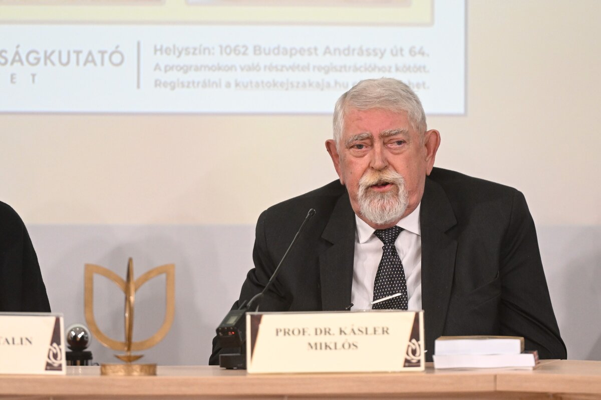 Kásler Miklós, a Magyarságkutató Intézet főigazgatója a 800 éves Adreanumról tartott kerekasztal beszélgetésen, a Magyarságkutató Intézetben, a Kutatók éjszakája rendezvényen 2024. szeptember 28-án. Idén 800 esztendős az Andreanum, a világ első etnikai alapú kiváltságlevele, amelyet II. András adományozott az erdélyi szászoknak.