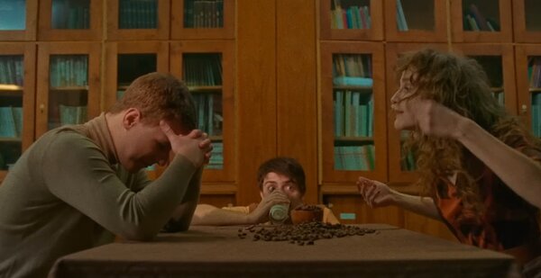 A kis Giorgio fölött veszekednek a szülei, melyik a Klipszemlén is díjazott klipből származik a képkocka?