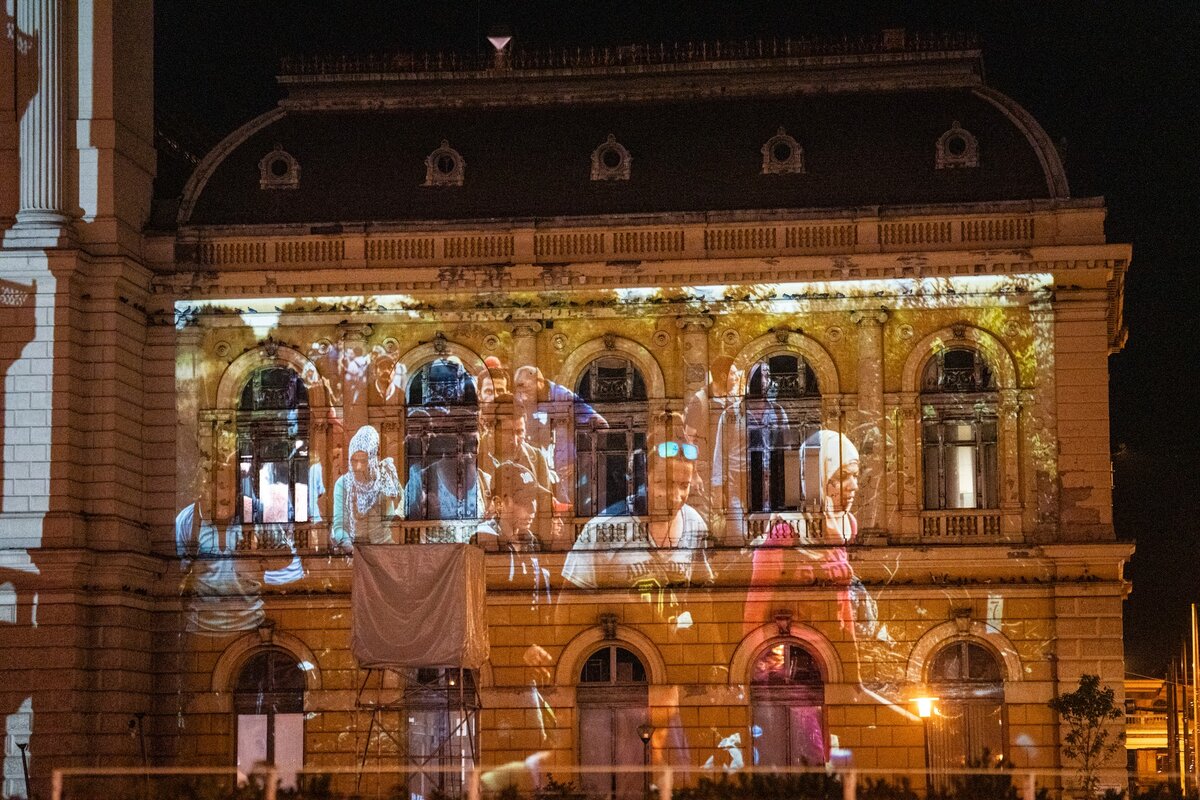 Hétfő este a Fidesz bevándorlás ellenes kampányvideóját játszották le a Keleti pályaudvar épületén