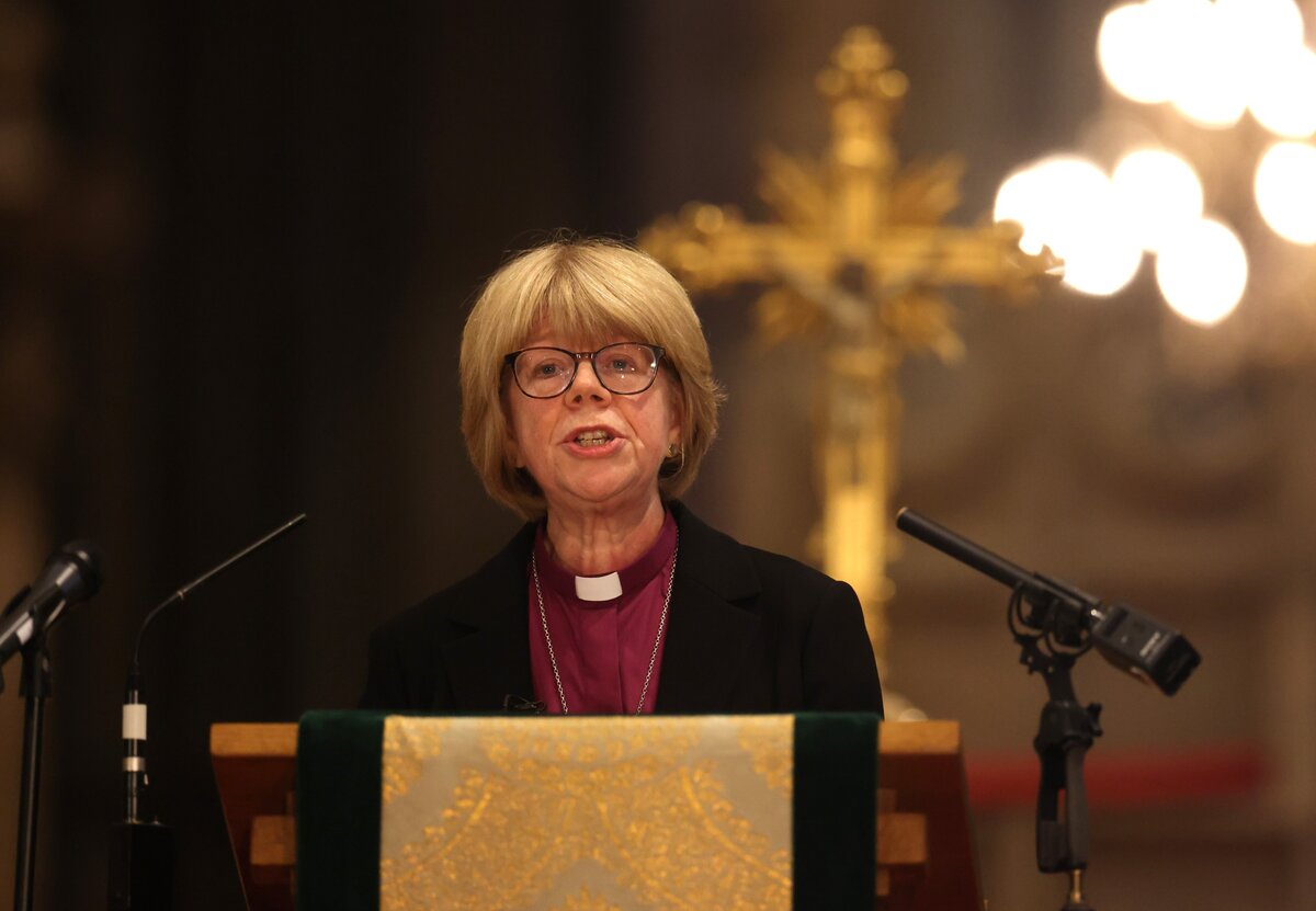 Sarah Mullally, London anglikán püspöke beszédet mond a Canterbury érsekévé, vagyis az anglikán egyház fejévé választása alkalmából a délkelet-angliai Canterbury székesegyházában 2025. október 3-án.