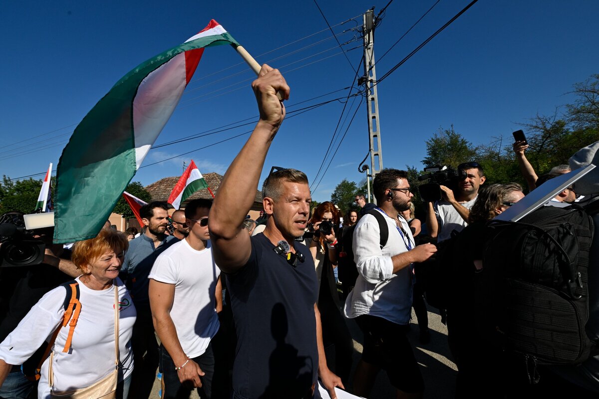 Kötcse, 2025. szeptember 7. Magyar Péter, a Tisza Párt elnöke (középen) a párt kötcsei rendezvényére érkezik 2025. szeptember 7-én.