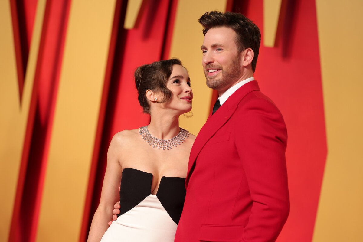 Alba Baptista és Chris Evans a 2024-es Vanity Fair-partin