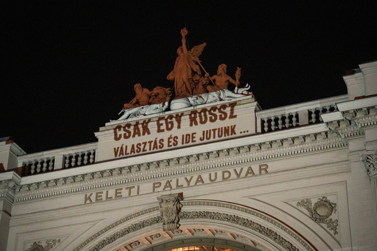 Hétfő este a Fidesz bevándorlás ellenes kampányvideóját játszották le a Keleti pályaudvar épületén