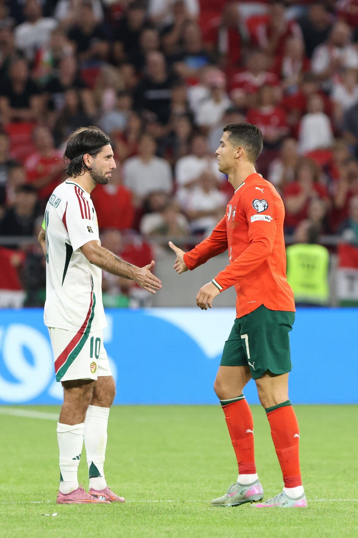 Szoboszlai Dominik és Cristiano Ronaldo a portugál sztár lecserélésekor, a 2025. szeptember 9-i magyar–portugál vébéselejtezőn