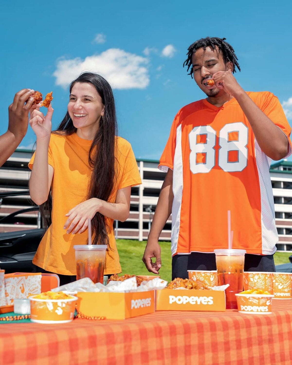 Magyarországra jön a Popeyes! Budapesten nyitja meg első magyarországi éttermét a Popeyes. Az amerikai, rántott csirkét kínáló étteremláncot 1972-ben alapították New Orleans-ban, központja pedig Miamiban található.