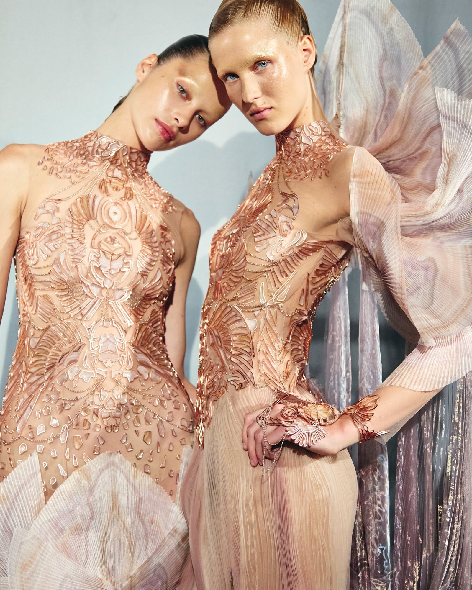 Az Iris van Herpen 2025-ös haute couture kollekciójának darabjai.