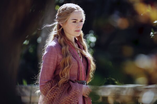 Milyen színű ruhát visel Cersei Lannister a koronázásakor?