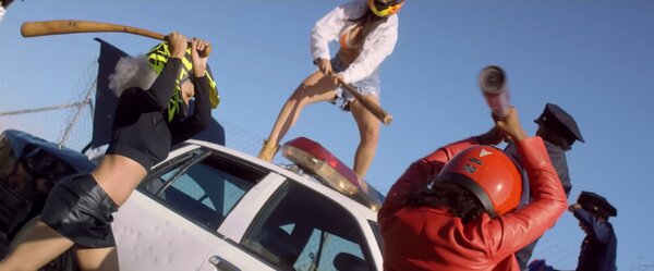 Rendőrruhába öltözött kisfiúk és motorosdresszes modellek közösen vernek szét egy járőrkocsit – melyik pihentagyú rappernek jutott ez eszébe?