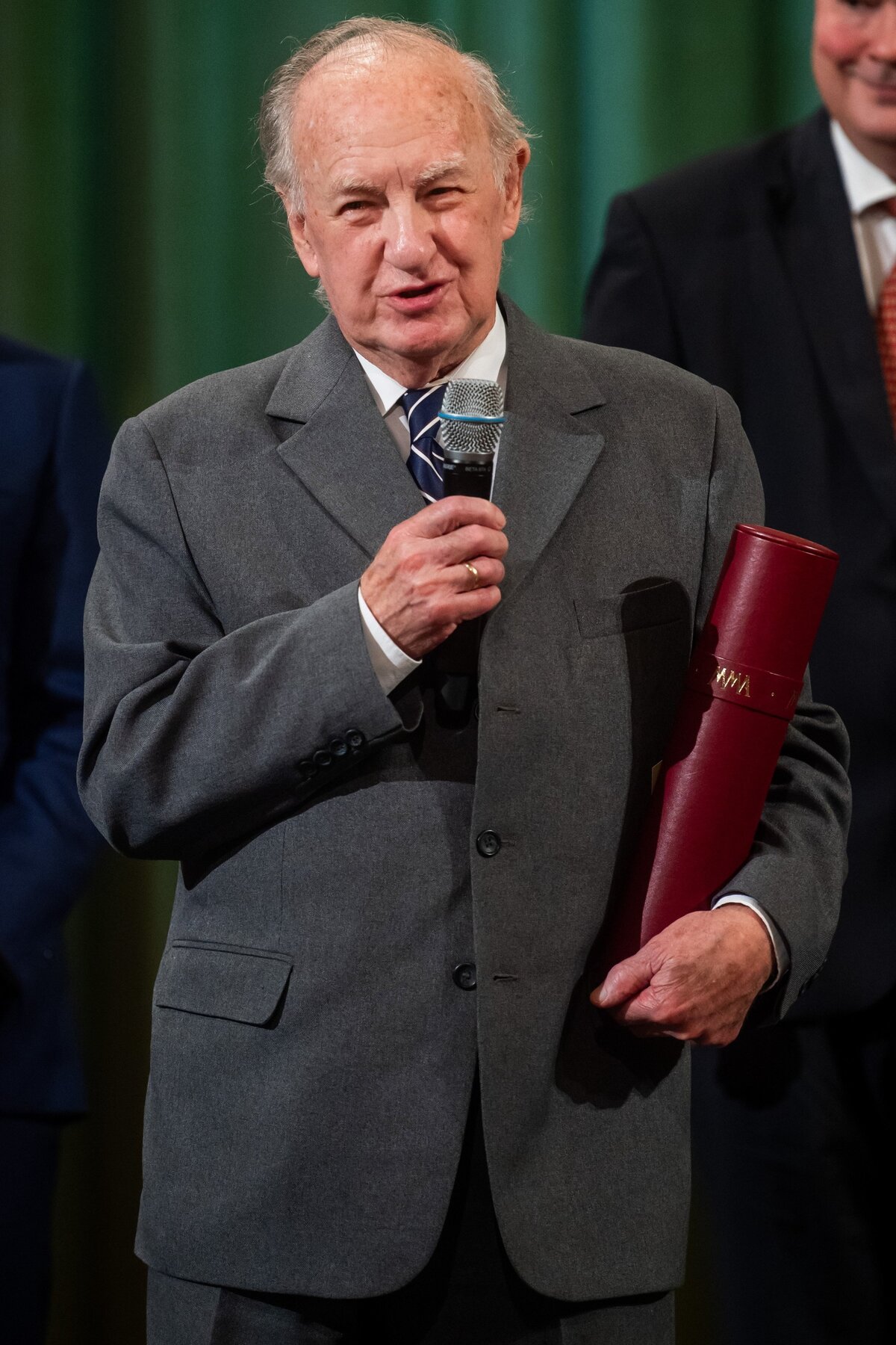 Sajdik Ferenc grafikus, karikaturista beszél, miután átvette a Nemzet Művésze díjat a legrangosabb magyarországi művészeti elismerésnek számító díj átadása alkalmából a Pesti Vigadóban tartott ünnepségen 2023. november 3-án.