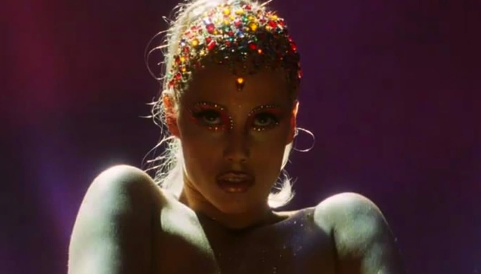 Részlet a Showgirls című filmből. Nomi  eljut a szerencsejáték, a pénz, a szex és persze a showműsorok fővárosába. Feltett szándéka, hogy nagymenő táncosnő lesz belőle. Persze itt is mindent alulról kell kezdeni. Legalul, egy sztriptízbárban, ahol kívül-belül mindent le kell vetkőznie. És amikor eljön a nagy nap és beválasztják az Istennő című új musical tánckarába, ott áll a nagy lehetőség kapujában. Ha elég kemény, megragadja. Onnan már egyenes út vezet a csúcsra. De vajon megéri-e?