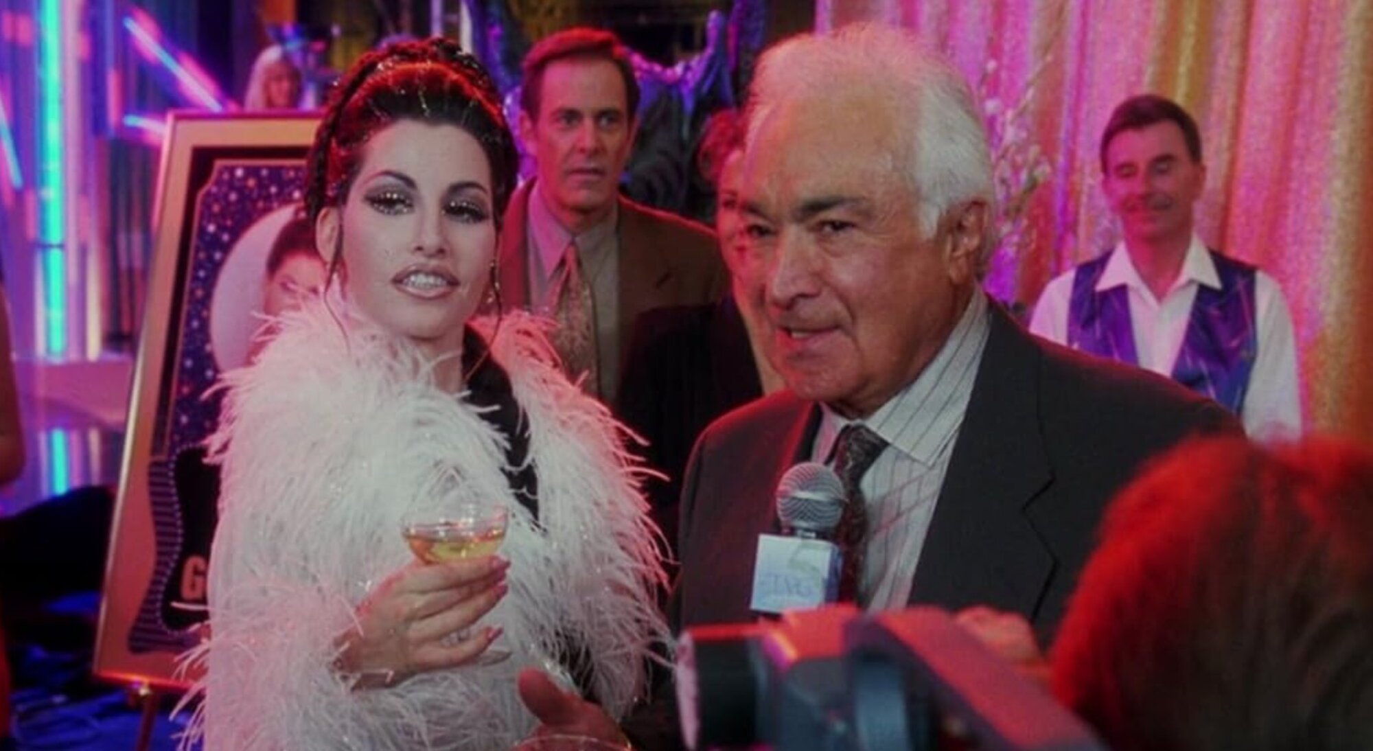 Részlet a Showgirls című filmből. Nomi  eljut a szerencsejáték, a pénz, a szex és persze a showműsorok fővárosába. Feltett szándéka, hogy nagymenő táncosnő lesz belőle. Persze itt is mindent alulról kell kezdeni. Legalul, egy sztriptízbárban, ahol kívül-belül mindent le kell vetkőznie. És amikor eljön a nagy nap és beválasztják az Istennő című új musical tánckarába, ott áll a nagy lehetőség kapujában. Ha elég kemény, megragadja. Onnan már egyenes út vezet a csúcsra. De vajon megéri-e?