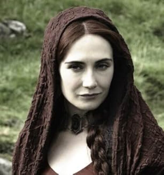 Melyik évadban jelenik meg először Melisandre, a Vörös Papnő?