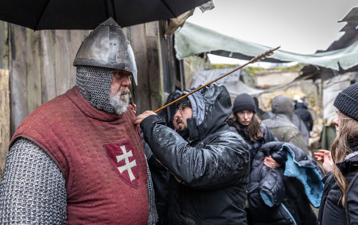 L. Simon László a 1242 - A Nyugat Kapujában című film forgatásán.