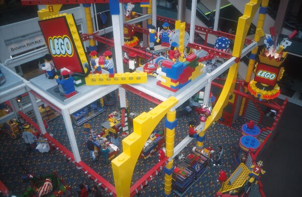Melyik magyar városban működik LEGO-gyártóközpont?