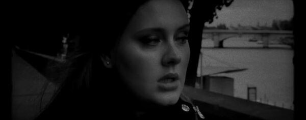 Adele monokrómban sétál a folyóparton, vajon melyik dalához készült ez a videóklip?