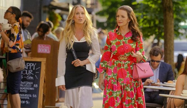 Carrie az egyik epizódban arról beszél Charlotte-tal, milyen régóta tart az ő és Aidan meglehetősen viharos kapcsolata. Hány évről beszél Carrie?