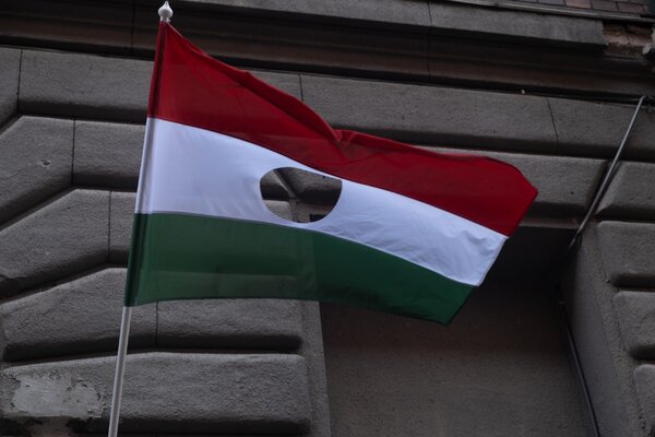Hogy hívják azt a címert, aminek a kivágásával kialakult a lyukas nemzeti lobogó, az 56-os forradalom jelképe?