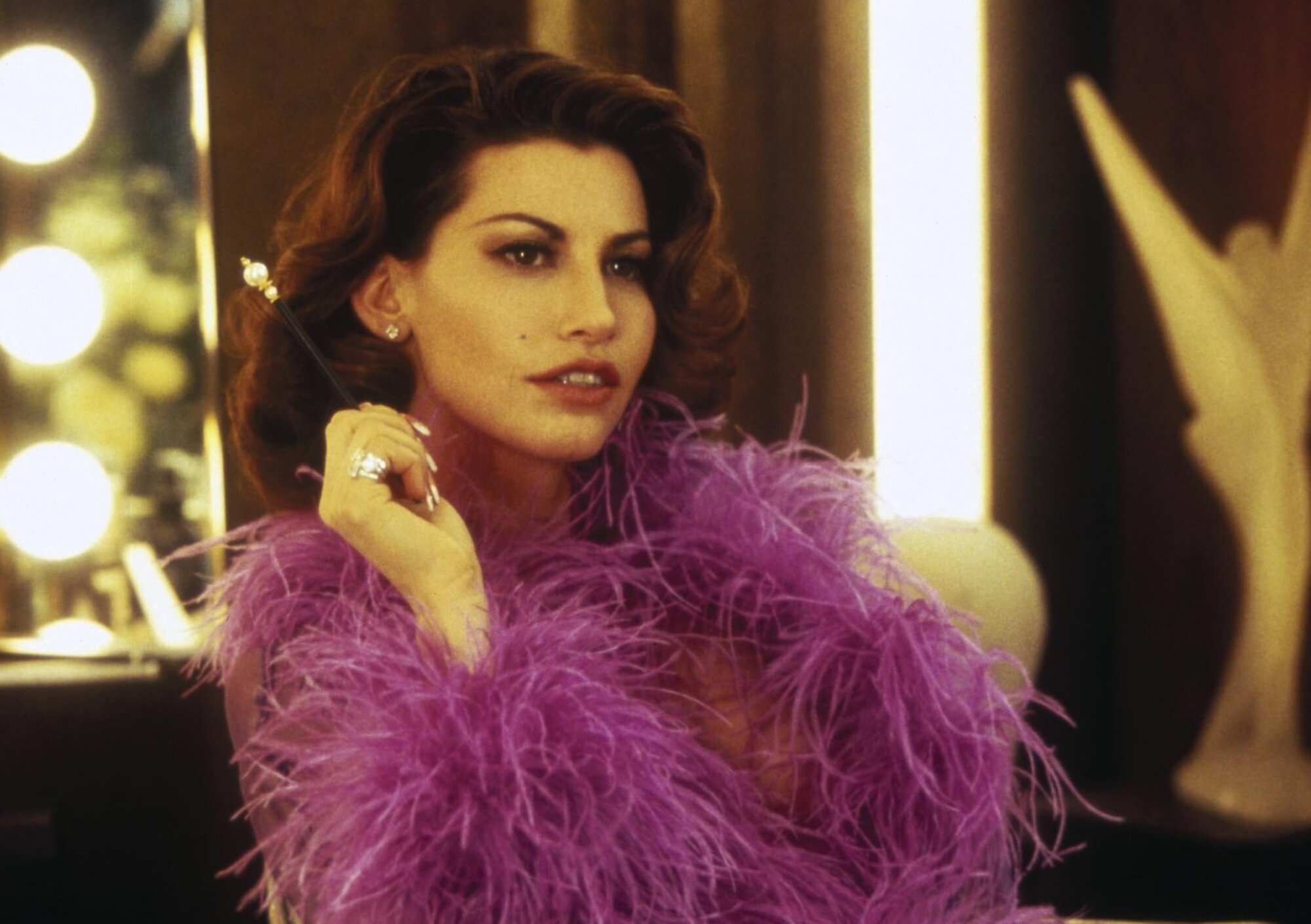 Részlet a Showgirls című filmből. Nomi  eljut a szerencsejáték, a pénz, a szex és persze a showműsorok fővárosába. Feltett szándéka, hogy nagymenő táncosnő lesz belőle. Persze itt is mindent alulról kell kezdeni. Legalul, egy sztriptízbárban, ahol kívül-belül mindent le kell vetkőznie. És amikor eljön a nagy nap és beválasztják az Istennő című új musical tánckarába, ott áll a nagy lehetőség kapujában. Ha elég kemény, megragadja. Onnan már egyenes út vezet a csúcsra. De vajon megéri-e?